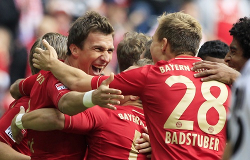 Bayern Munich's Mario Mandzukic (left) celebrates with teammates