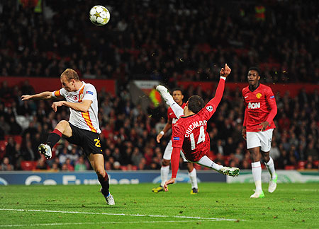 Javier Hernandez of Manchester United tries to score with a bicycle kick against Galatasaray