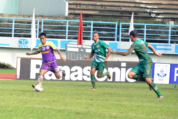 Prayag United's Malswaltluanga dribbles past Salgaocar defenders