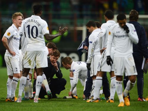 Manager of Tottenham Hotspur Andre Villas-Boas talks to his players