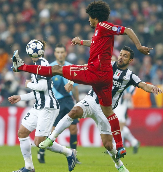 Bayern Munich's Dante (left) fights for the ball with Juventus' Fabio Quagliarella