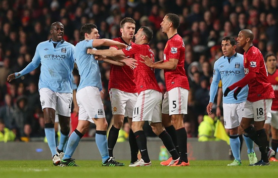 Gareth Barry of Manchester City clashes with Ryan Giggs and Rio Ferdinand of Manchester United