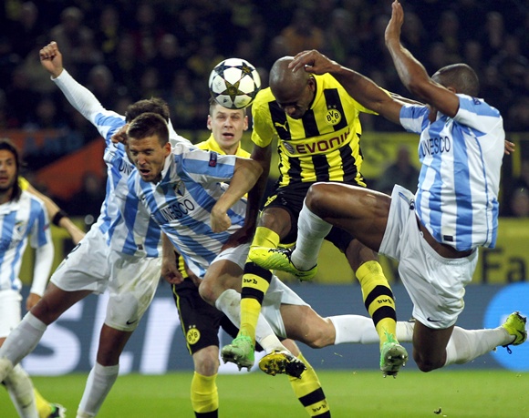 Borussia Dortmund's Felipe Santana (centre) tries to score