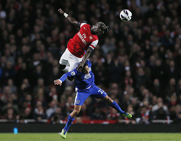 Arsenal's Bacary Sagna (left) and Everton's Steven Pienaar are involved in an aerial duel during their English Premier League match on Tuesday