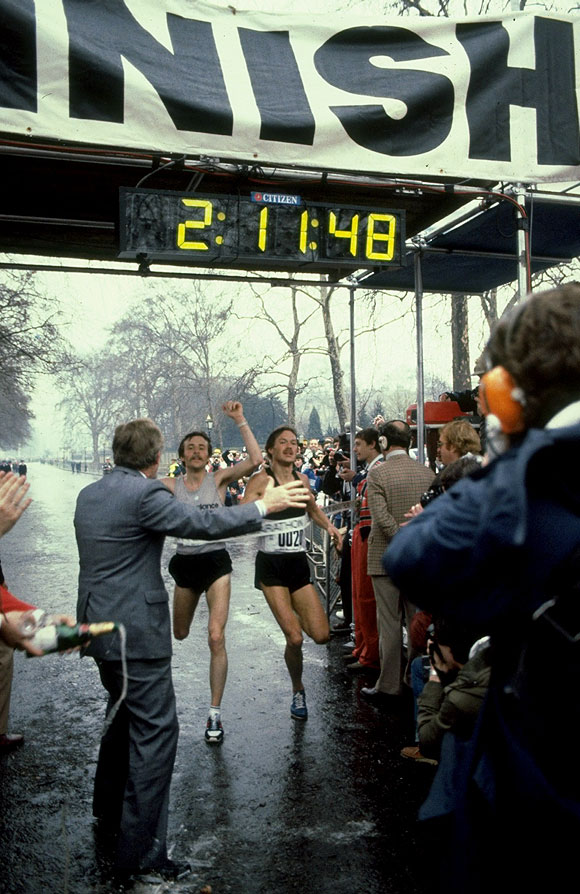 Dick Beardsley of the USA and Inge Simonsen of Norway cross the line together to win the 1981 London Marathon with a time of 2:11.48 hours