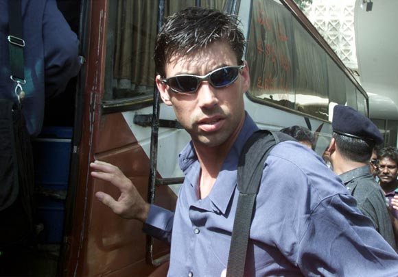 New Zealand cricket captain Stephen Fleming prepares to board a bus for the airport in Karachi on May 8, 2002.