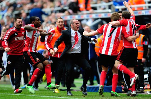 Sunderland players celebrate with manager