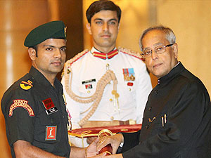 Vijay Kumar receives the Padma Shri from President Pranab Mukherjee