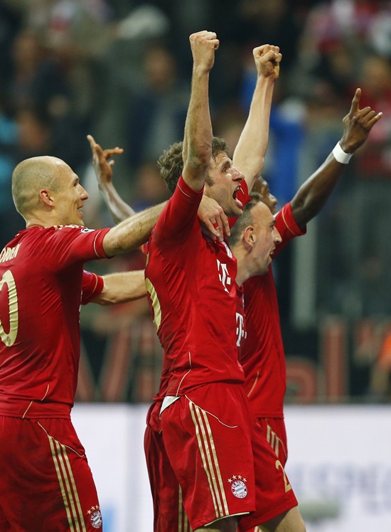 Bayern Munich's Thomas Mueller (centre) celebrates with teammates