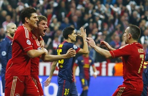 Bayern Munich's Thomas Muller (second left) celebrates with team mates Franck Ribery (right), and Mario Gomez
