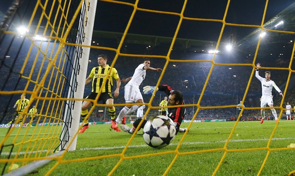 Borussia Dortmund's Robert Lewandowski (left) scores a goal
