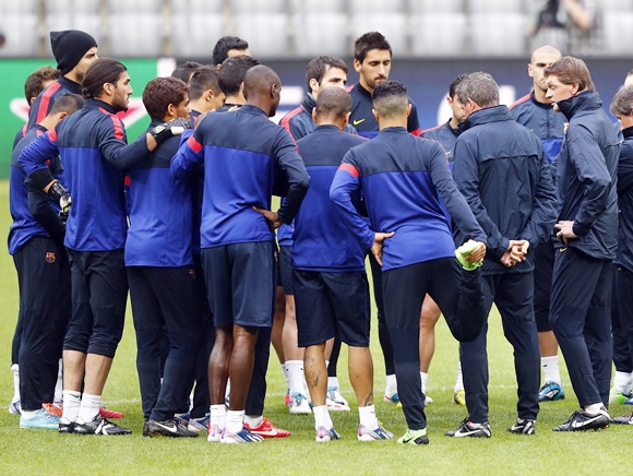Barcelona's coach Tito Vilanova (right) conducts a training session