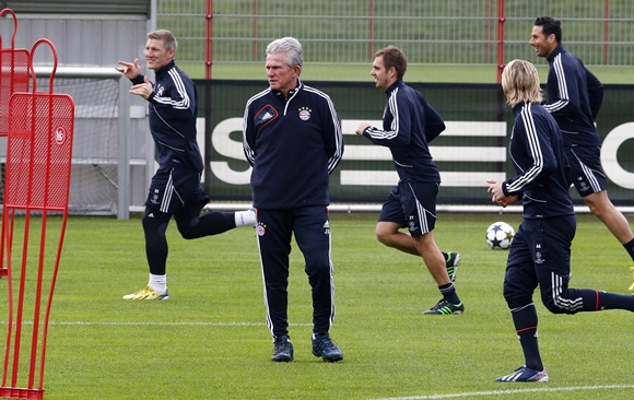 Bayern Munich's coach Jupp Heynckes (second left) conducts a training session