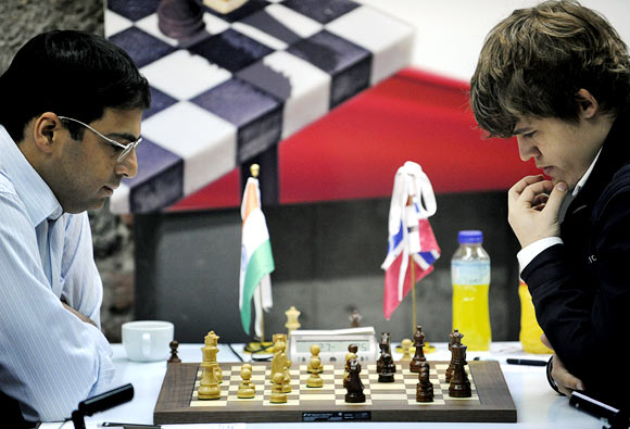 Viswanathan Anand (left) with Magnus Carlsen