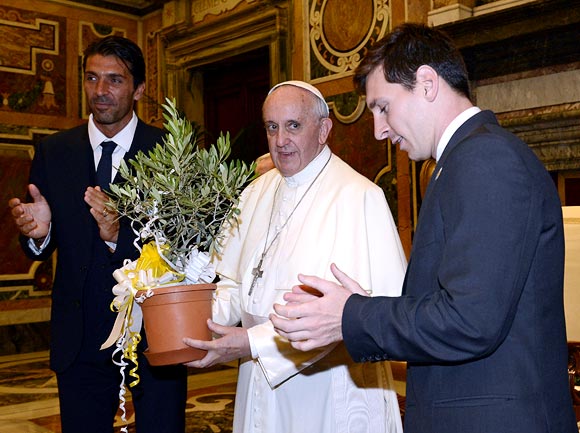 Pope Francis exchanges gifts with Italy captain Gianluigi Buffon (left) and Argentina captain Lionel Messi (right)