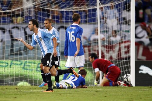 Argentina's Gonzalo Higuain (L) celebrates after scoring as Italy's players react during their international friendly soccer match at the Olympic Stadium in Rome