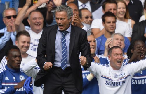 Chelsea's manager Jose Mourinho celebrates Frank Lampard's goal 