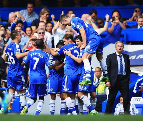 Frank Lampard of Chelsea celebrates with team mates and manager Jose Mourinho after scoring the second goal