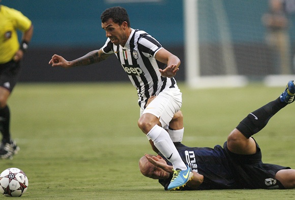 Juventus' Carlos Tevez (left) and Inter Milan's Esteban Cambiasso fight for the ball