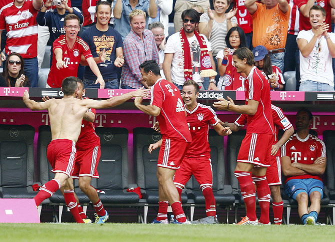 Bayern Munich's Franck Ribery (left) celebrates with teammates
