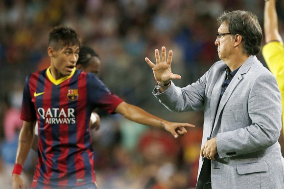 Barcelona's coach Gerardo 'Tata' Martino (right) gestures to Neymar