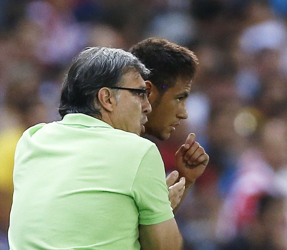 Barcelona's coach Gerardo 'Tata' Martino (right) talks to Neymar