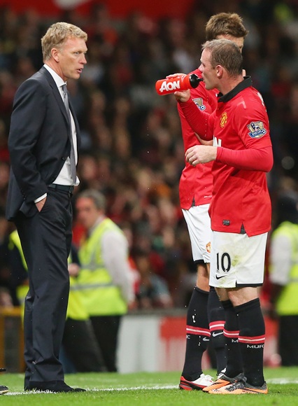 Manchester United Manager David Moyes speaks to Wayne Rooney