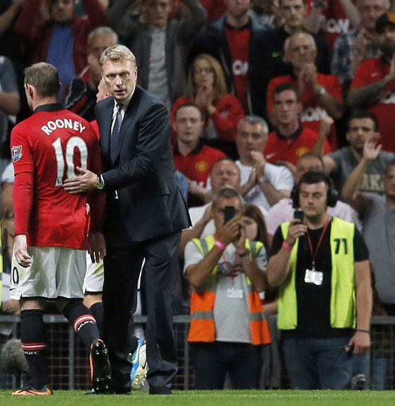 Manchester United's manager David Moyes pats Wayne Rooney (left)