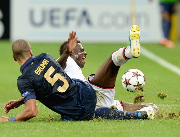 Mario Balotelli of AC Milan and Jeffrey Bruma of PSV compete for the ball
