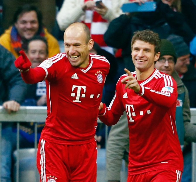 Bayern Munich's Arjen Robben (left) and Thomas Mueller celebrate