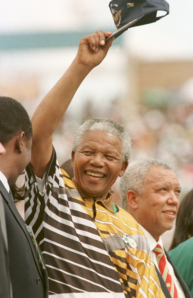 Nelson Mandela salutes the crowd 