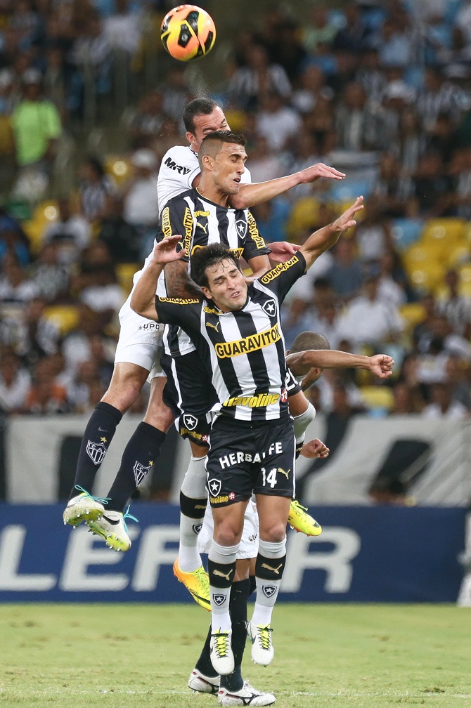 Lodeiro (14) and Rafael Marques of Botafogo battle for the ball
