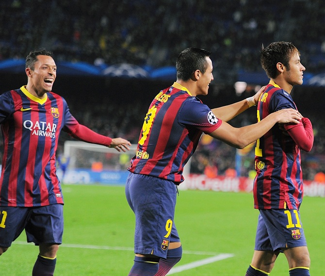 Neymar (right) of FC Barcelona celebrates with Alexis Sanchez after scoring his team's 4th goal