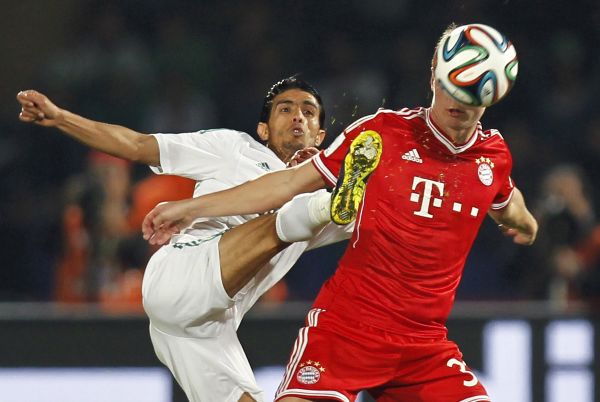 hemseddine Chtibi (L) of Morocco's Raja Casablanca fights for the ball with Toni Kroos of Germany's Bayern Munich