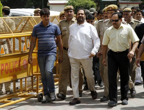 Suresh Kalmadi (centre), former chief organiser of the Delhi Commonwealth Games, arrives at a court in New Delhi