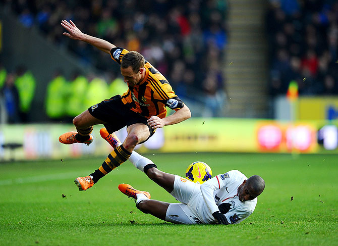 Ashley Young of Manchester United battles for the ball with David Meyler of Hull City