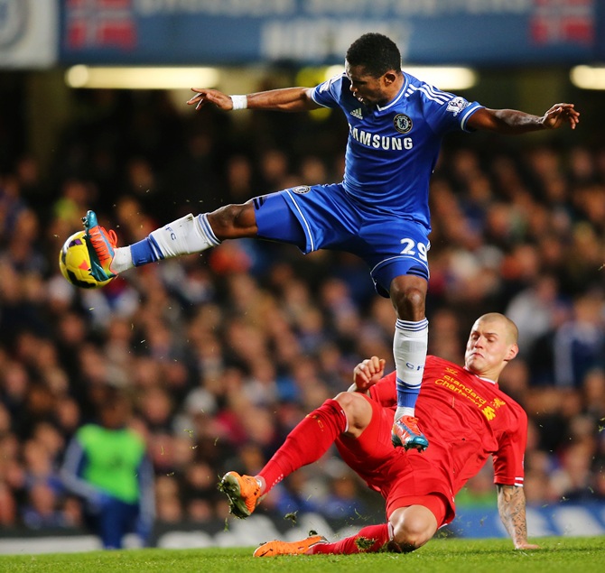 Samuel Eto'o of Chelsea controls the ball under pressure from Martin Skrtel of Liverpool
