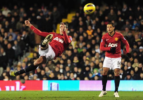 Robin van Persie of Manchester United shoots towards goal during the Barclays Premier League match between Fulham and Manchester United