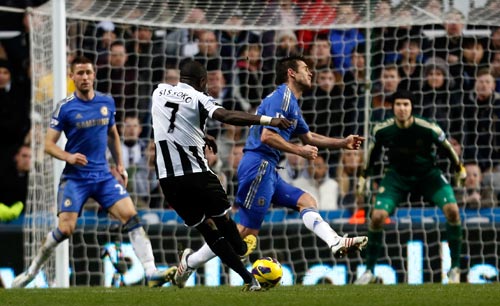 Moussa Sissoko (C) of Newcastle shoots to score their third goal during the Premier League match between Newcastle United and Chelsea