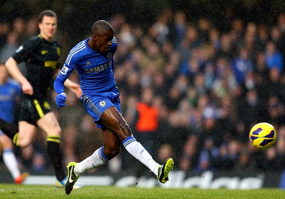 Ramires scores the first goal for Chelsea