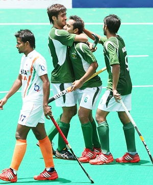 India and Pakistan hockey players