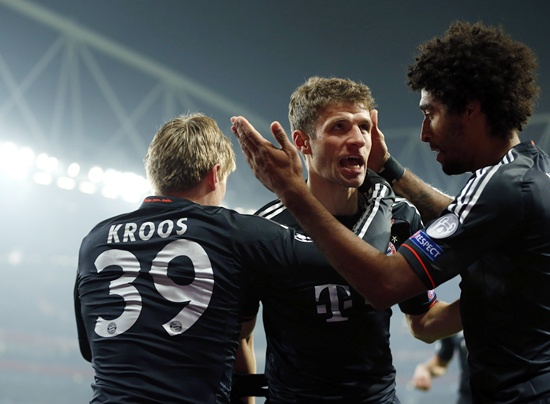 Bayern Munich's Toni Kroos (left) celebrates with teammates Thomas Muller (centre) and Dante
