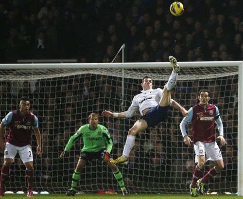 Tottenham Hotspur's Gareth Bale (second right) attempts a bicycle kick