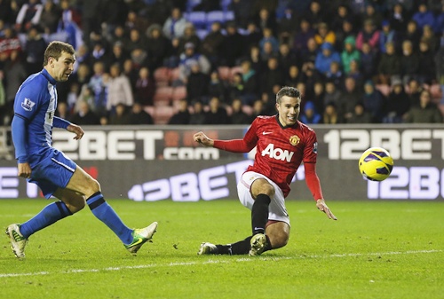 Manchester United's Robin Van Persie (right) shoots to score