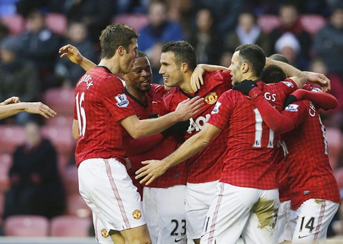Manchester United's Robin Van Persie (centre) celebrates