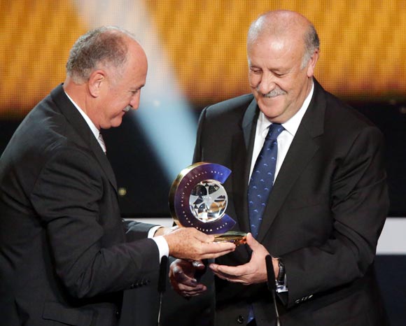 Vicente del Bosque (right) receives the FIFA World Coach of men's football 2012 trophy from Felipe Scolari