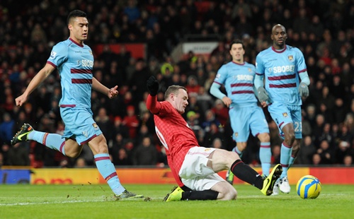 Wayne Rooney of Manchester United scores the opening goal