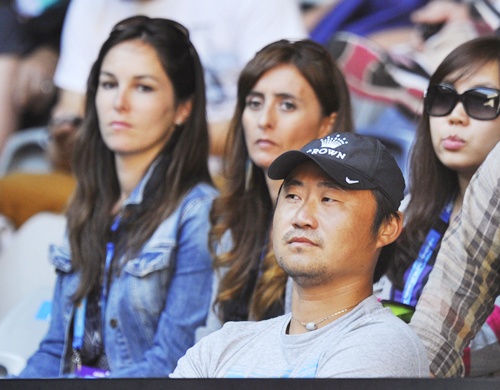 Jiang Shan, husband of Li Na of China, watches her women's singles match
