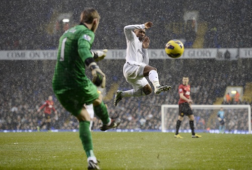 Tottenham Hotspur's Jermain Defoe challenges Manchester United's goalkeeper David de Gea