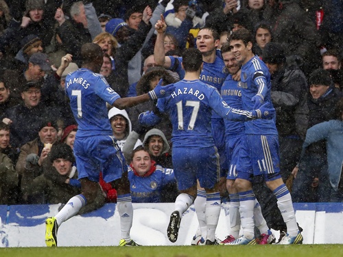 Chelsea's Juan Mata (second right) celebrates his goal